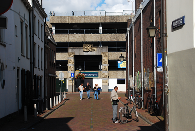 904701 Gezicht in de Strosteeg te Utrecht, vanaf de Walsteeg, met op de achtergrond de Parkeergarage Springweg.
